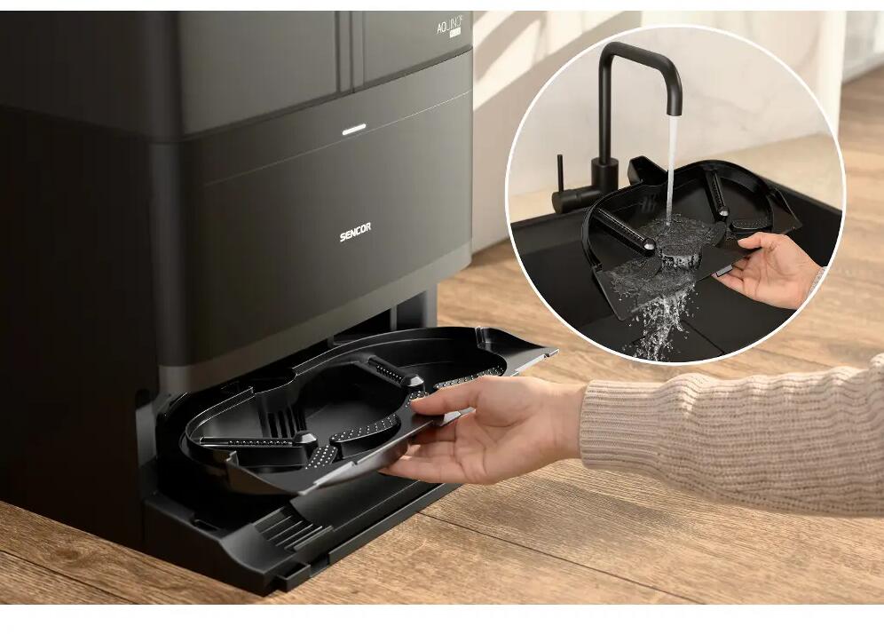 Robotický vysavač Sencor SRV 9590BK Aquino+ Cut&Clean při úklidu domácnosti